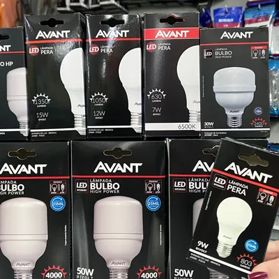 Lâmpadas LED bulbo e pera nas caixas do departamento elétrico