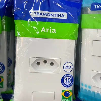 Tomadas e interruptores em embalagem na prateleira da loja