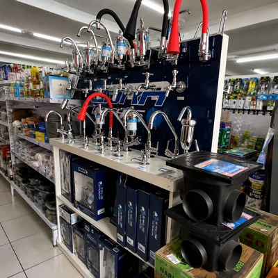 Expositor de torneiras e metais cromados na loja