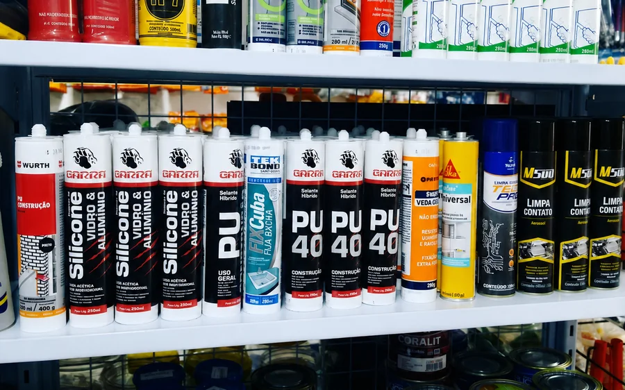 Adesivos, vedantes e impermeabilizantes na prateleira