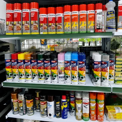 Sprays e aerossóis organizados na prateleira